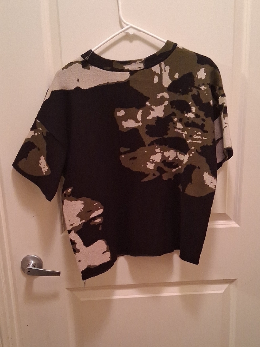 DKNY Black & Olive Camo Cropped Short Sleeve Sweater Tee - Picture 3 of 3